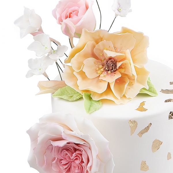 Торт на День народження з квітами з мастики 2