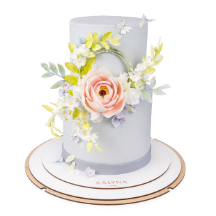 Двухъярусный торт с цветами ручной работы