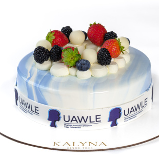 Торт під дзеркальною глазурʼю з ягідним декором