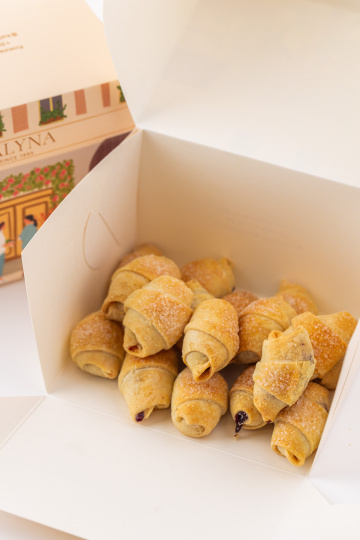 Набір фірмових вишневих рогаликів