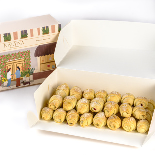 Набор фирменных вишневых рогаликов.