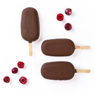 Морозиво зі смаком вишні Амарена на паличці в чорному шоколаді