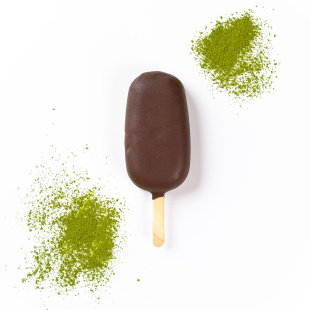 Морозиво зі смаком зеленого чаю матча на паличці в чорному шоколаді