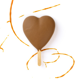 Морозиво зі смаком солоної карамелі на паличці в молочному шоколаді