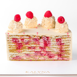 Медовик з малиною