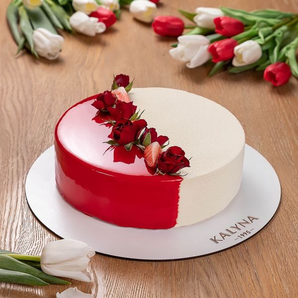 Торт на День народження в квітково-ягідному оформленні