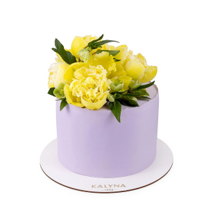 Торт под крем-чизом с живыми цветами